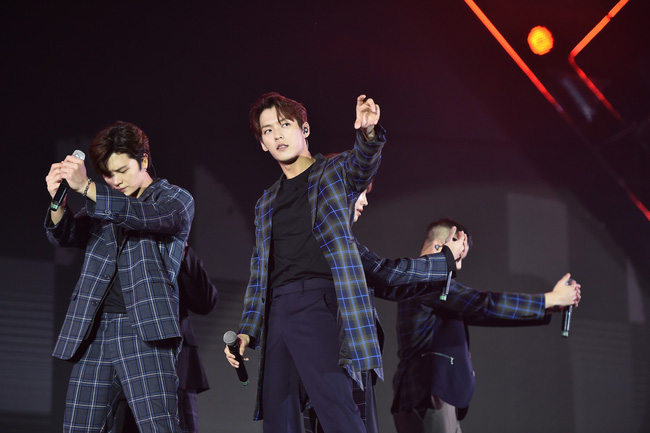 BTOB chiêu đãi người hâm mộ Việt hàng loạt hit khủng, hội ngộ cùng Bích Phương, Erik trong đại nhạc hội Việt - Hàn