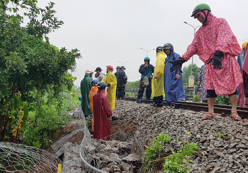 Đường sắt qua Đà Nẵng sạt lở sau mưa lớn