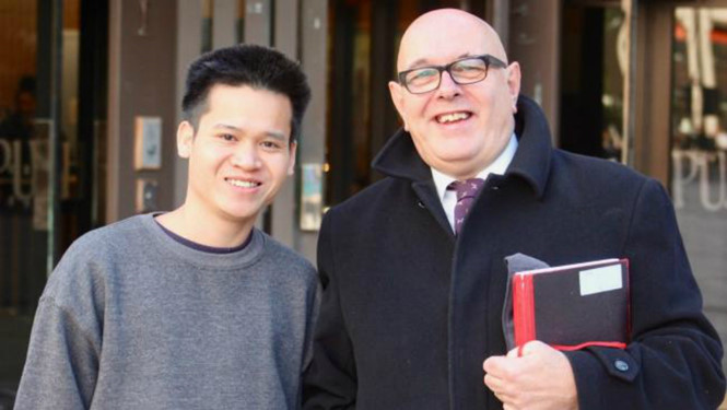 Thanh niên Việt xin được ở tù một đêm tại Anh