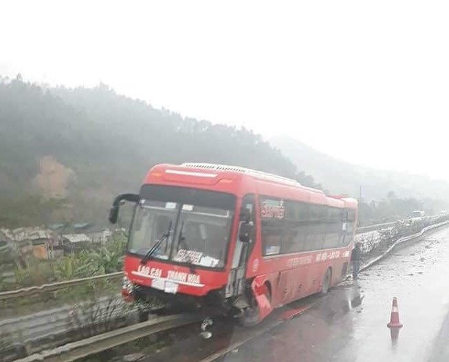 Xe khách cày nát giải phân cách cao tốc trong mưa