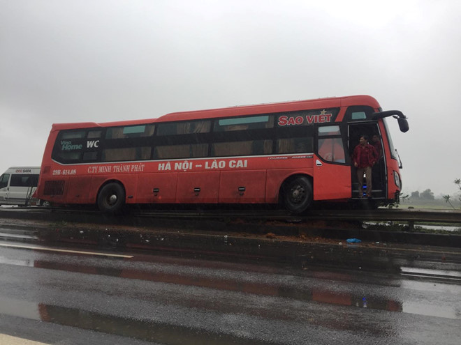Xe khách cày nát giải phân cách cao tốc trong mưa