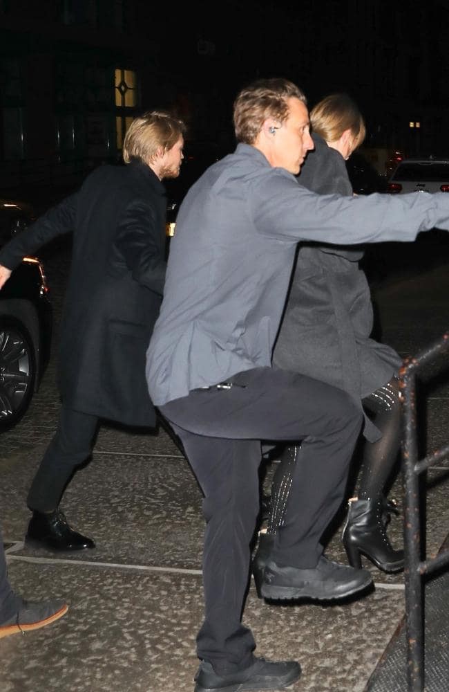 Tom Hiddleston bỗng trở thành vệ sĩ hộ tống cho Taylor Swift và bạn trai Joe Alwyn?