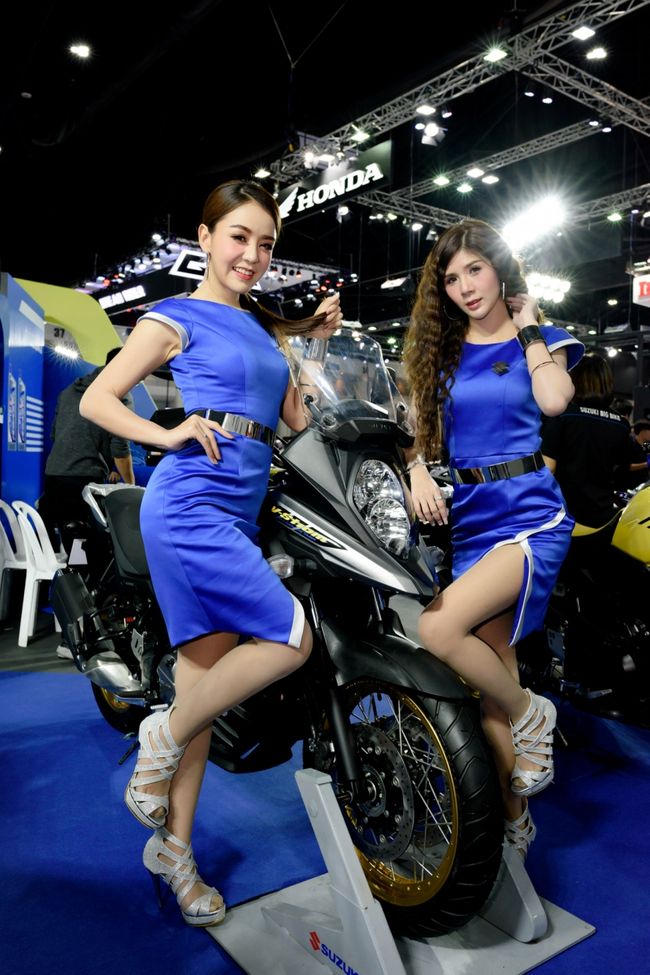 Mê mẩn dàn siêu mẫu nóng bỏng tạo dáng bên xe mới