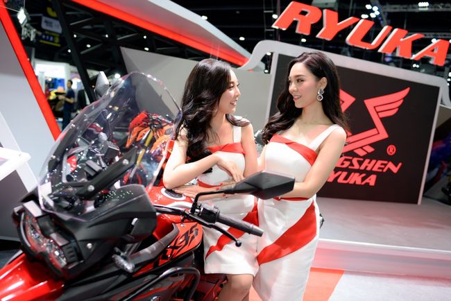 Mê mẩn dàn siêu mẫu nóng bỏng tạo dáng bên xe mới