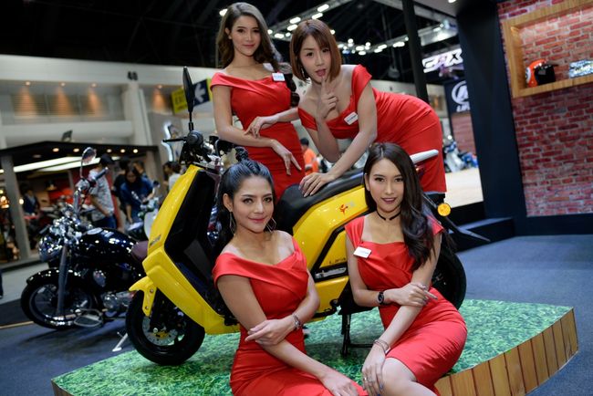 Mê mẩn dàn siêu mẫu nóng bỏng tạo dáng bên xe mới