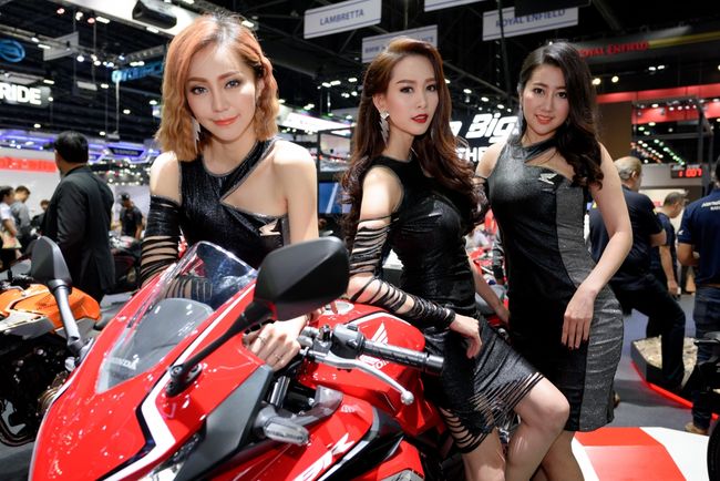 Mê mẩn dàn siêu mẫu nóng bỏng tạo dáng bên xe mới