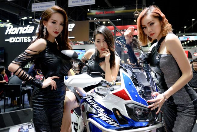 Mê mẩn dàn siêu mẫu nóng bỏng tạo dáng bên xe mới