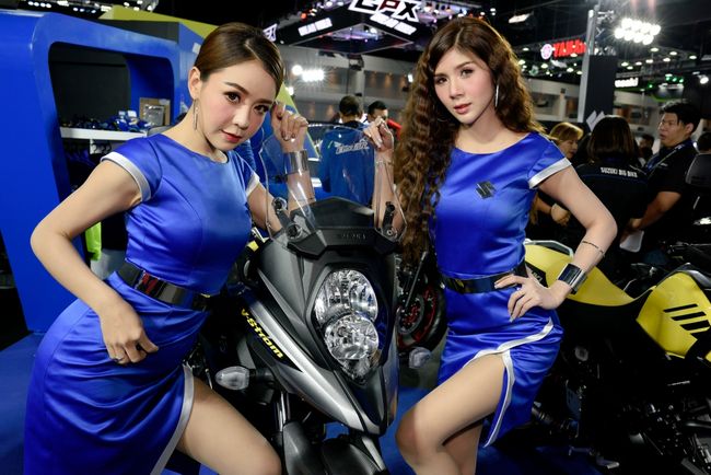 Mê mẩn dàn siêu mẫu nóng bỏng tạo dáng bên xe mới