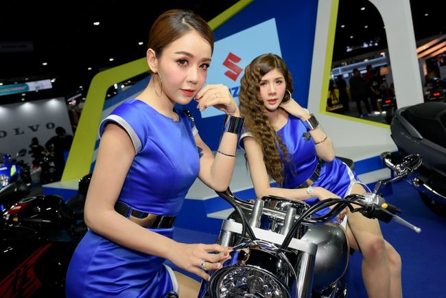 Mê mẩn dàn siêu mẫu nóng bỏng tạo dáng bên xe mới