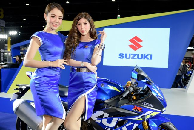 Mê mẩn dàn siêu mẫu nóng bỏng tạo dáng bên xe mới