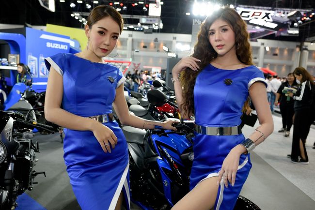 Mê mẩn dàn siêu mẫu nóng bỏng tạo dáng bên xe mới