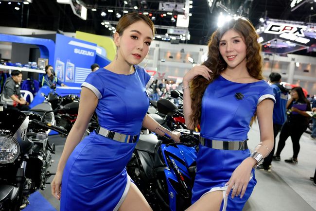 Mê mẩn dàn siêu mẫu nóng bỏng tạo dáng bên xe mới