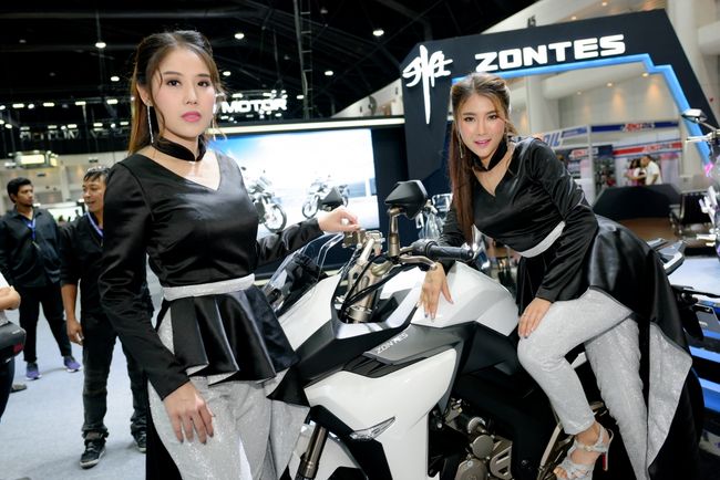 Mê mẩn dàn siêu mẫu nóng bỏng tạo dáng bên xe mới