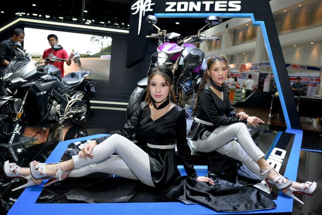 Mê mẩn dàn siêu mẫu nóng bỏng tạo dáng bên xe mới