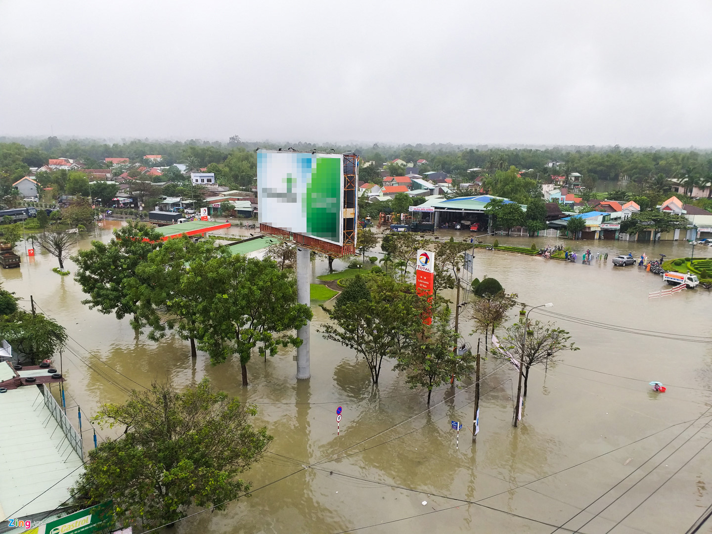 Video ảnh: Quốc lộ 1A ngập sâu 1 m, tỉnh Quảng Nam bị chia cắt do mưa lũ