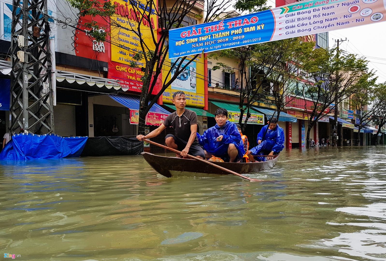 Video ảnh: Quốc lộ 1A ngập sâu 1 m, tỉnh Quảng Nam bị chia cắt do mưa lũ