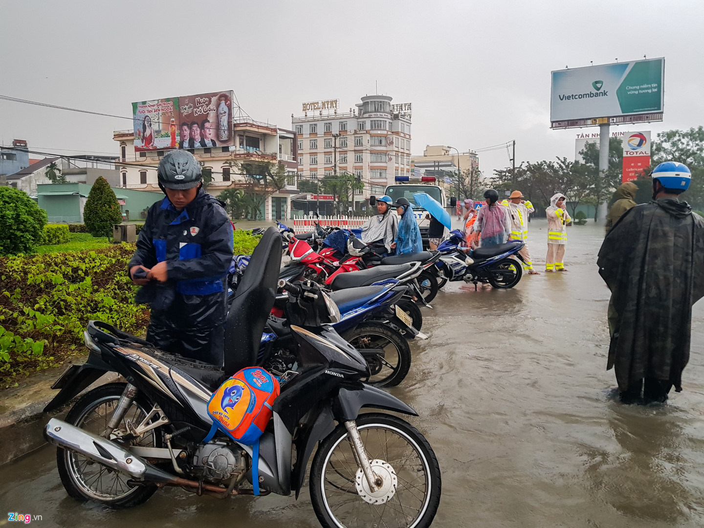 Video ảnh: Quốc lộ 1A ngập sâu 1 m, tỉnh Quảng Nam bị chia cắt do mưa lũ