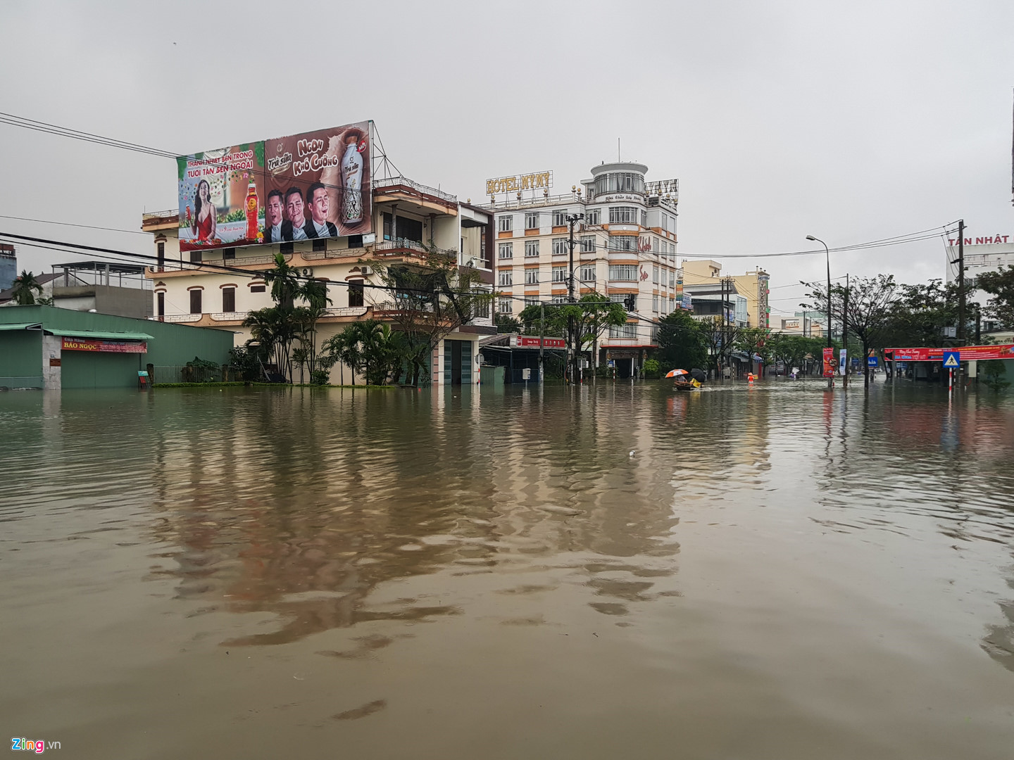 Video ảnh: Quốc lộ 1A ngập sâu 1 m, tỉnh Quảng Nam bị chia cắt do mưa lũ