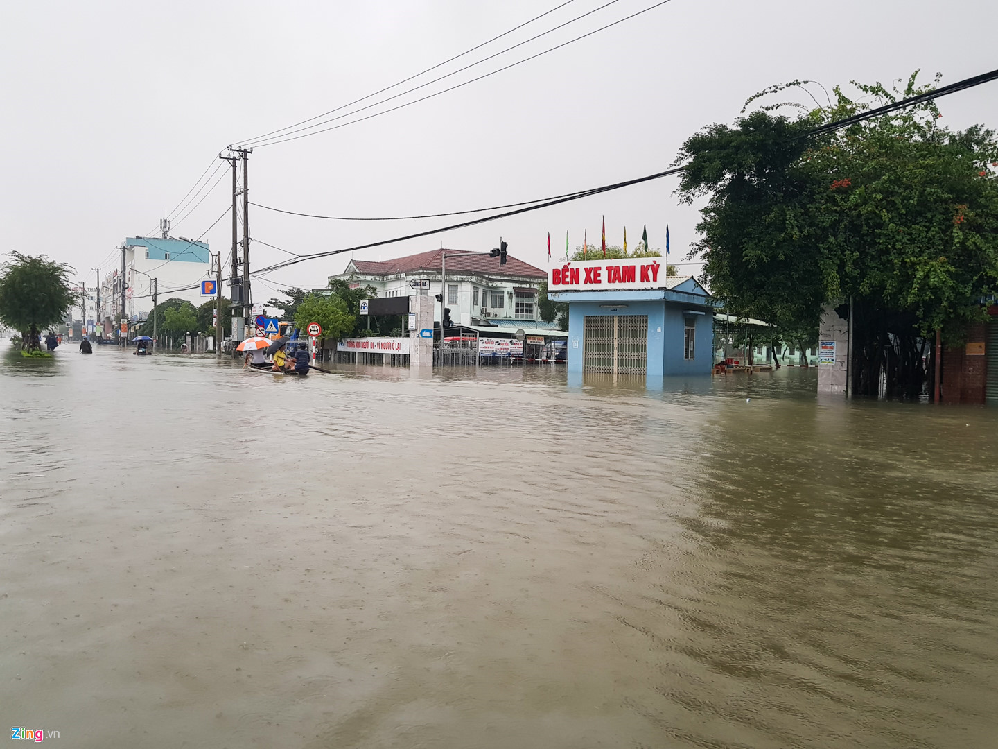 Video ảnh: Quốc lộ 1A ngập sâu 1 m, tỉnh Quảng Nam bị chia cắt do mưa lũ