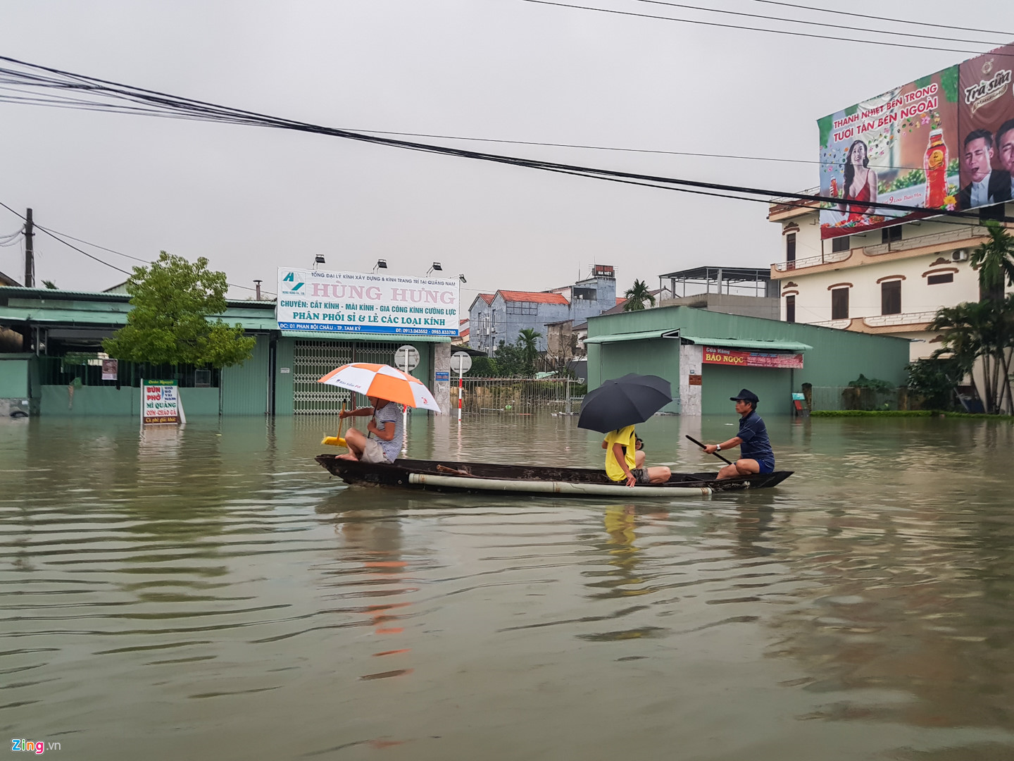 Video ảnh: Quốc lộ 1A ngập sâu 1 m, tỉnh Quảng Nam bị chia cắt do mưa lũ