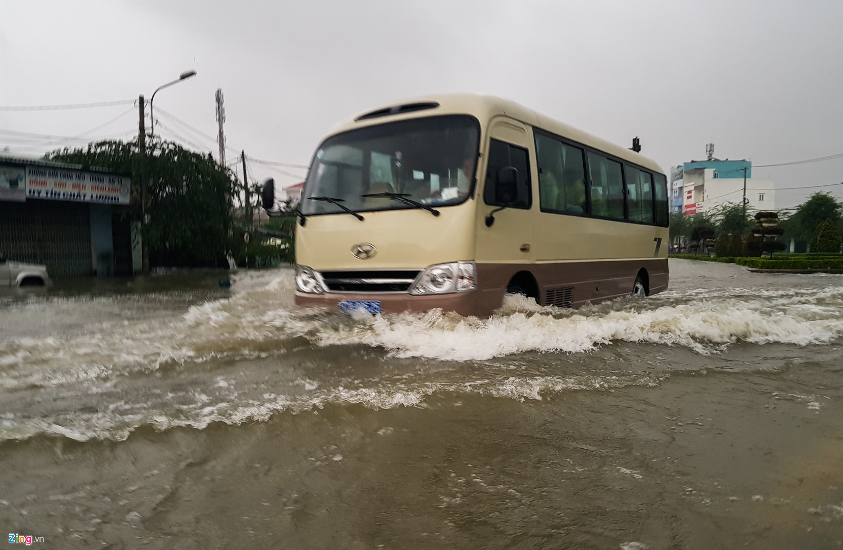 Video ảnh: Quốc lộ 1A ngập sâu 1 m, tỉnh Quảng Nam bị chia cắt do mưa lũ