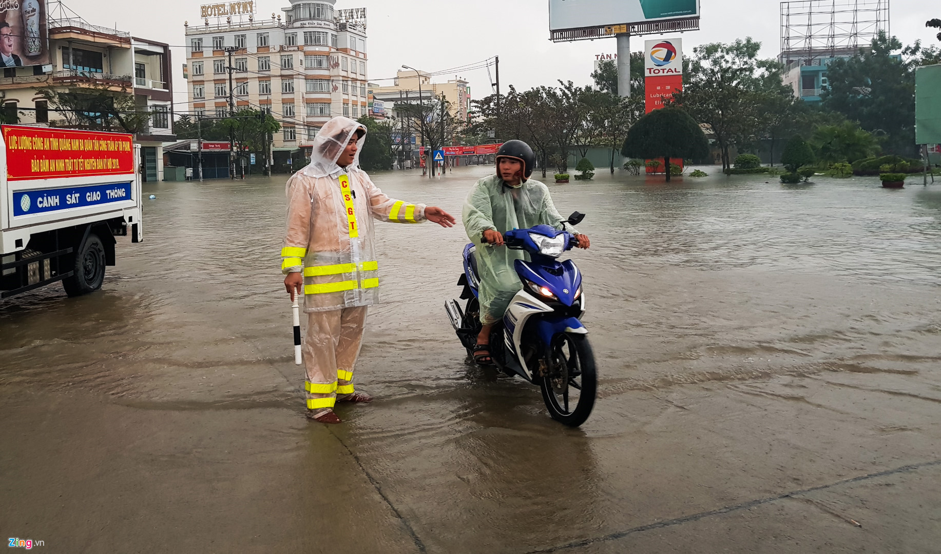 Video ảnh: Quốc lộ 1A ngập sâu 1 m, tỉnh Quảng Nam bị chia cắt do mưa lũ