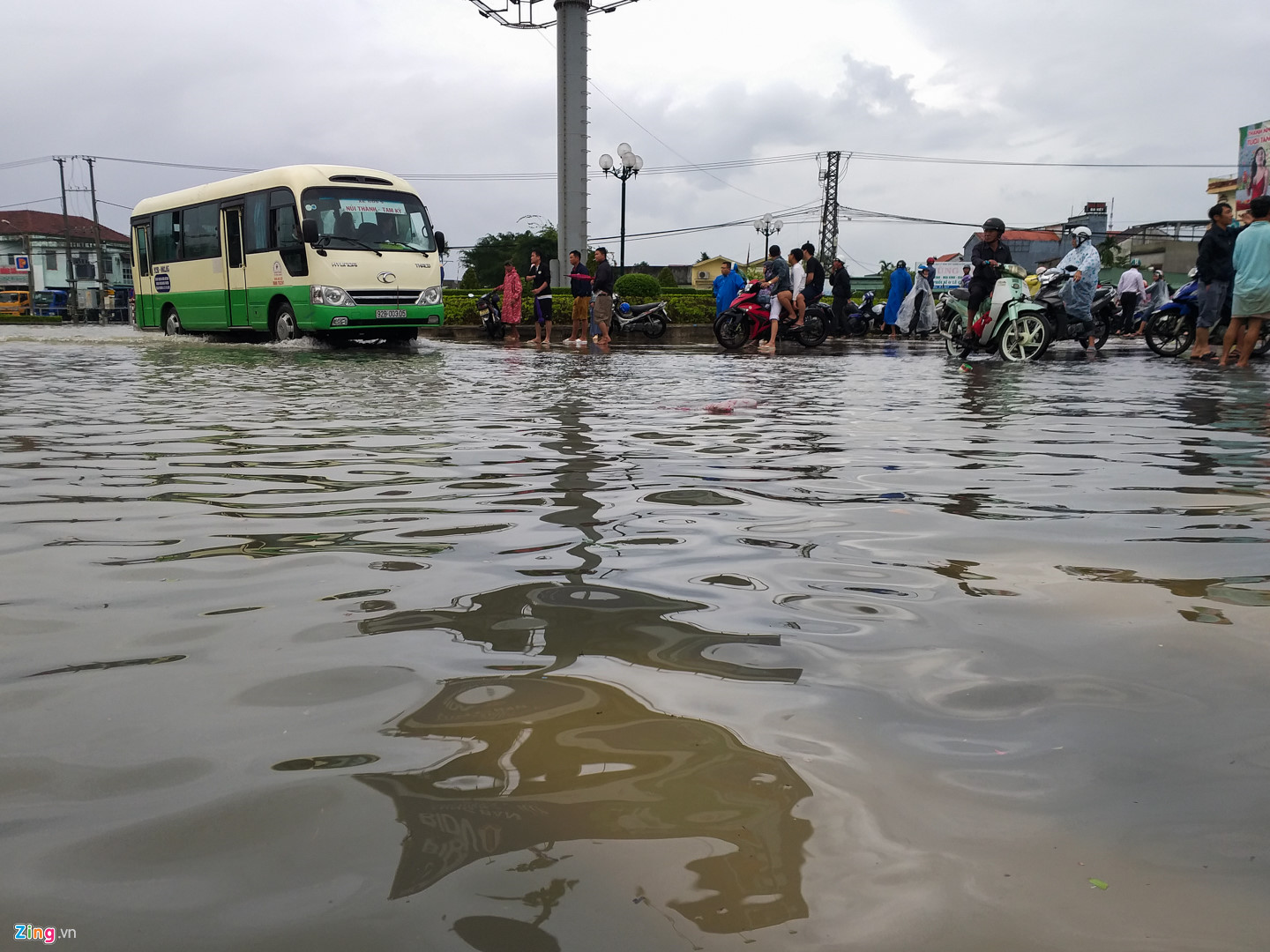 Video ảnh: Quốc lộ 1A ngập sâu 1 m, tỉnh Quảng Nam bị chia cắt do mưa lũ