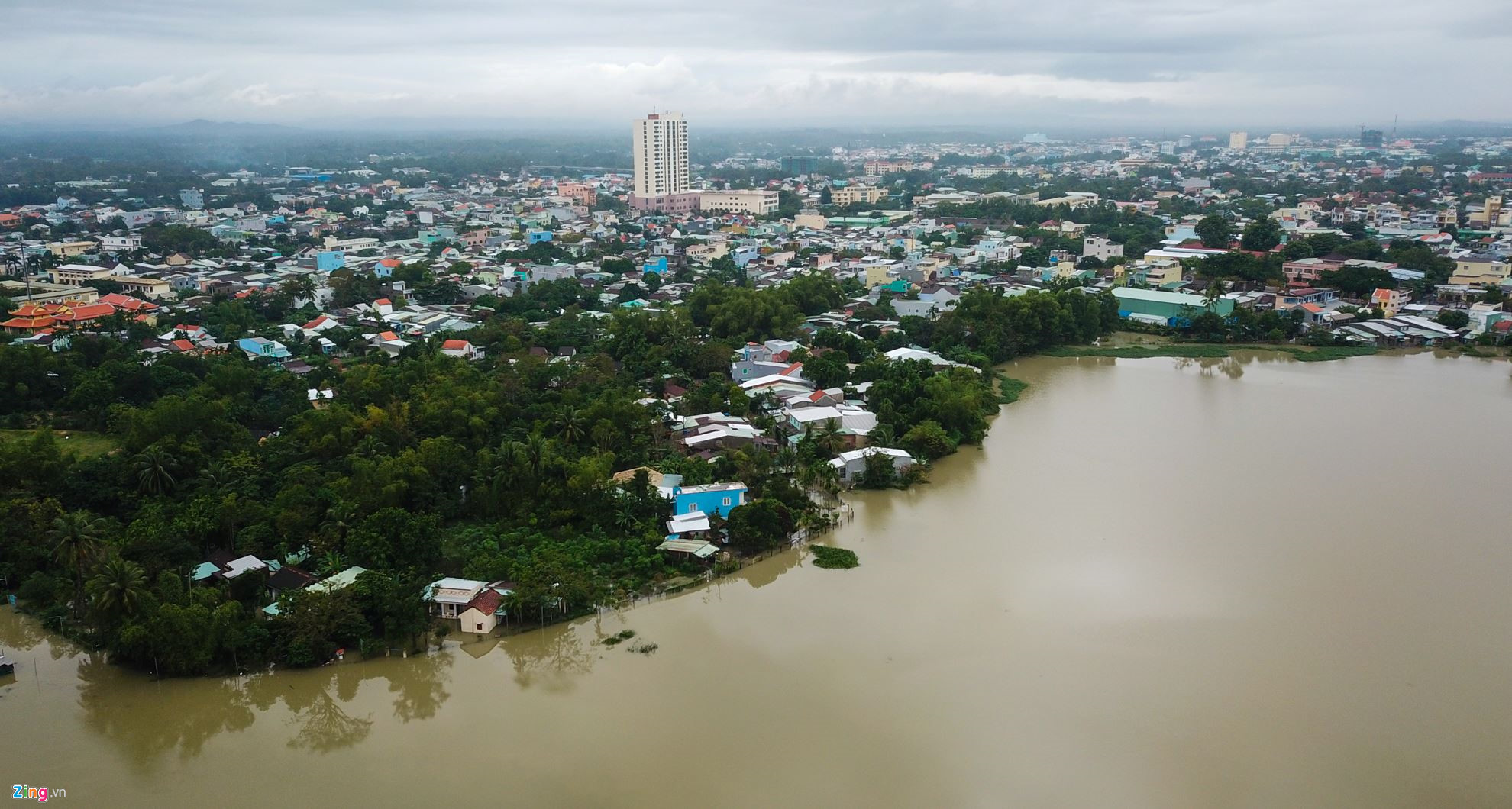 Video ảnh: Quốc lộ 1A ngập sâu 1 m, tỉnh Quảng Nam bị chia cắt do mưa lũ