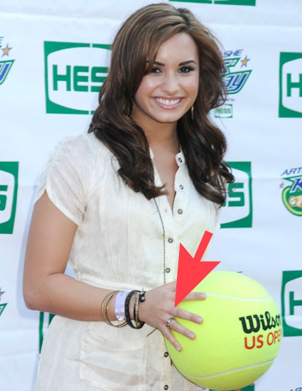 Sao Hollywood tuyên bố giữ mình trước hôn nhân: Người hoàn thành lời hứa, kẻ thì không cưỡng được trái cấm