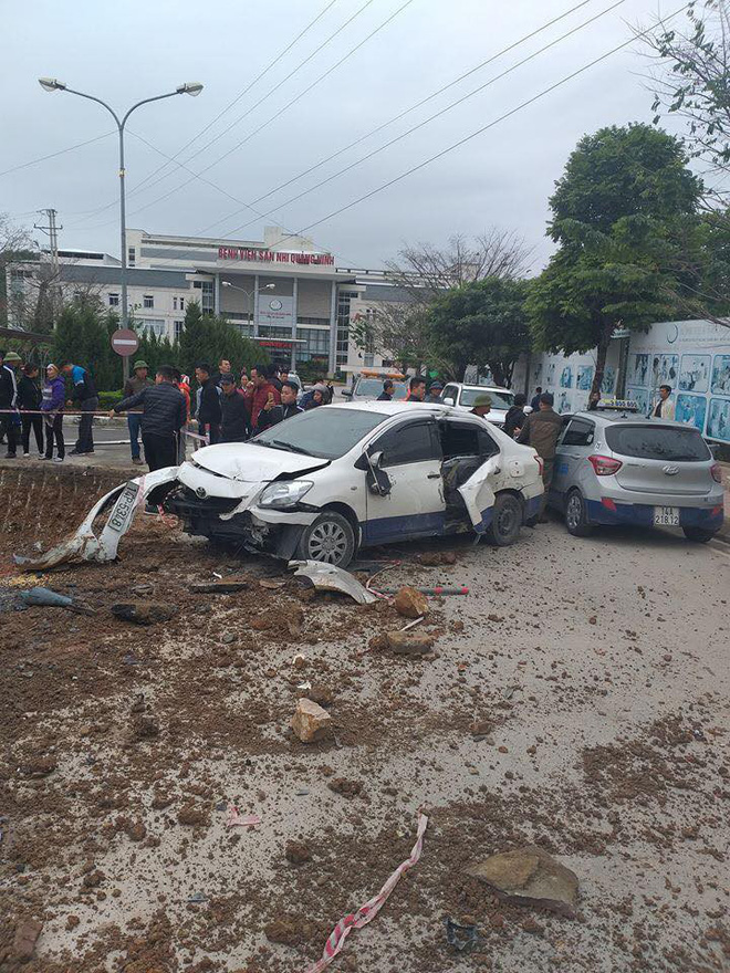 Hiện trường vụ tai nạn liên hoàn tại Quảng Ninh, dân mạng liên tục cập nhật chia sẻ ảnh