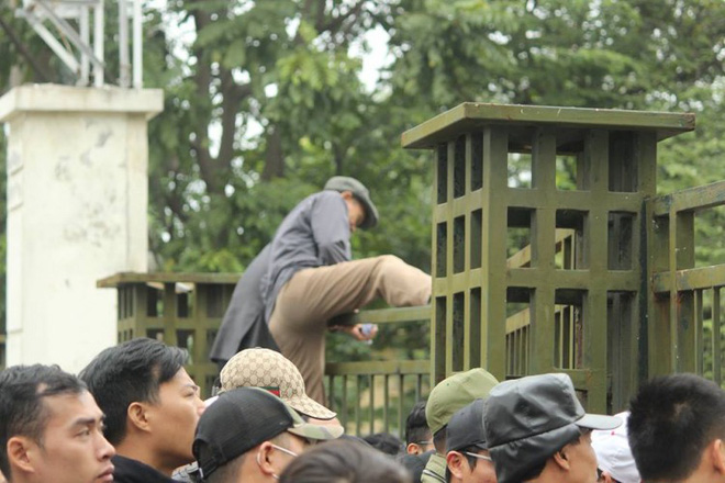 VFF gửi công văn hỏa tốc cầu cứu vì quá nhiều người giả thương binh tụ tập gây rối đòi mua vé