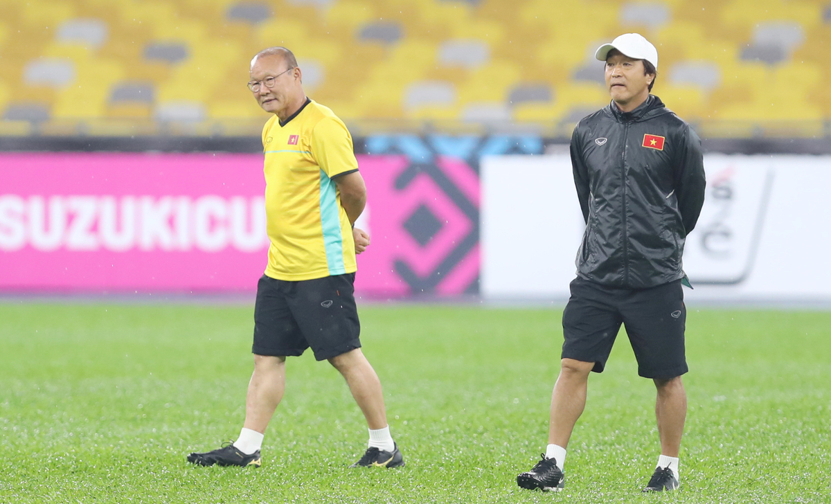 Việt Nam tập luyện dưới mưa tại sân Bukit Jalil