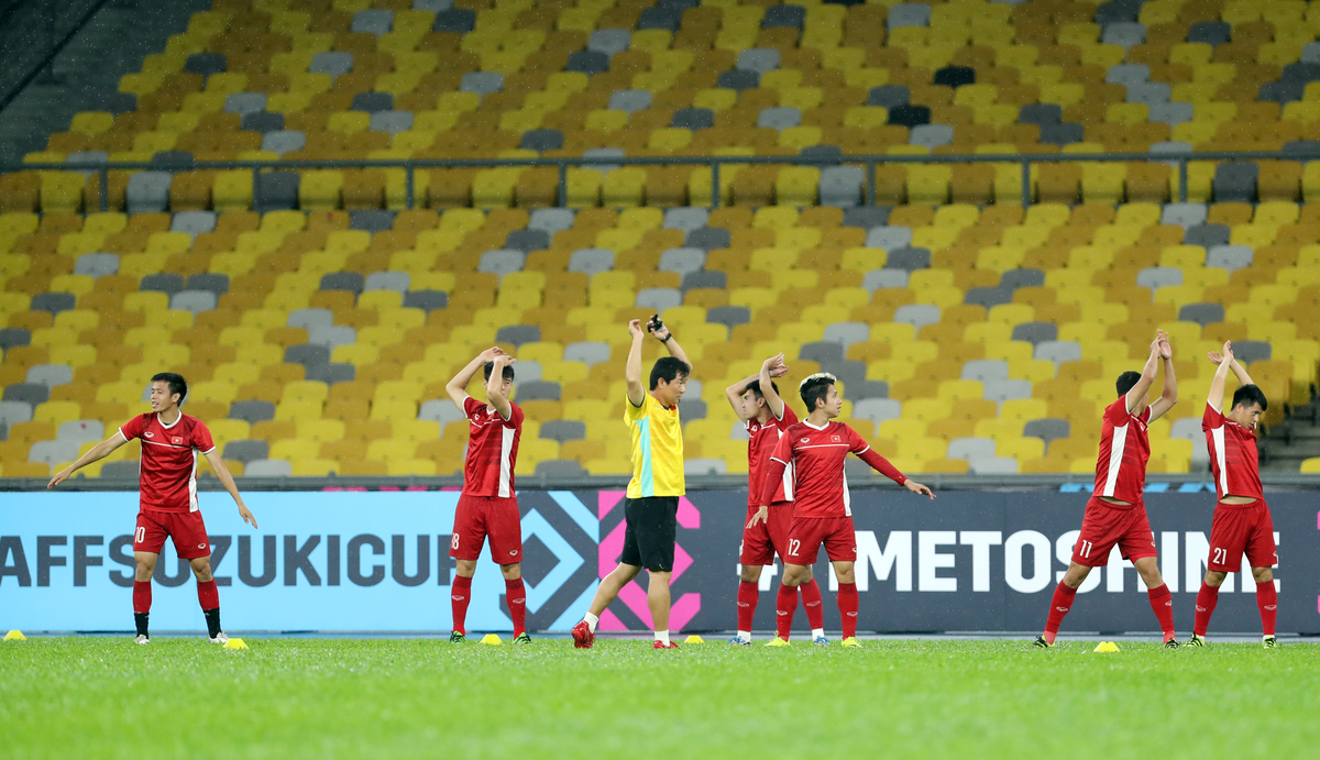 Việt Nam tập luyện dưới mưa tại sân Bukit Jalil