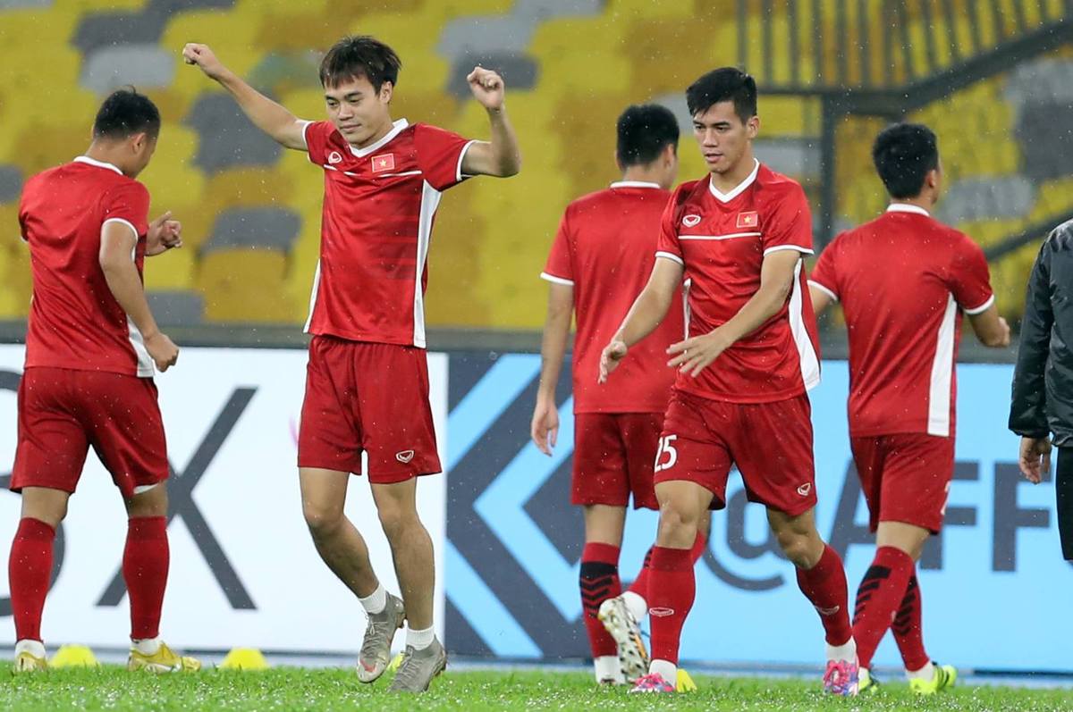 Việt Nam tập luyện dưới mưa tại sân Bukit Jalil