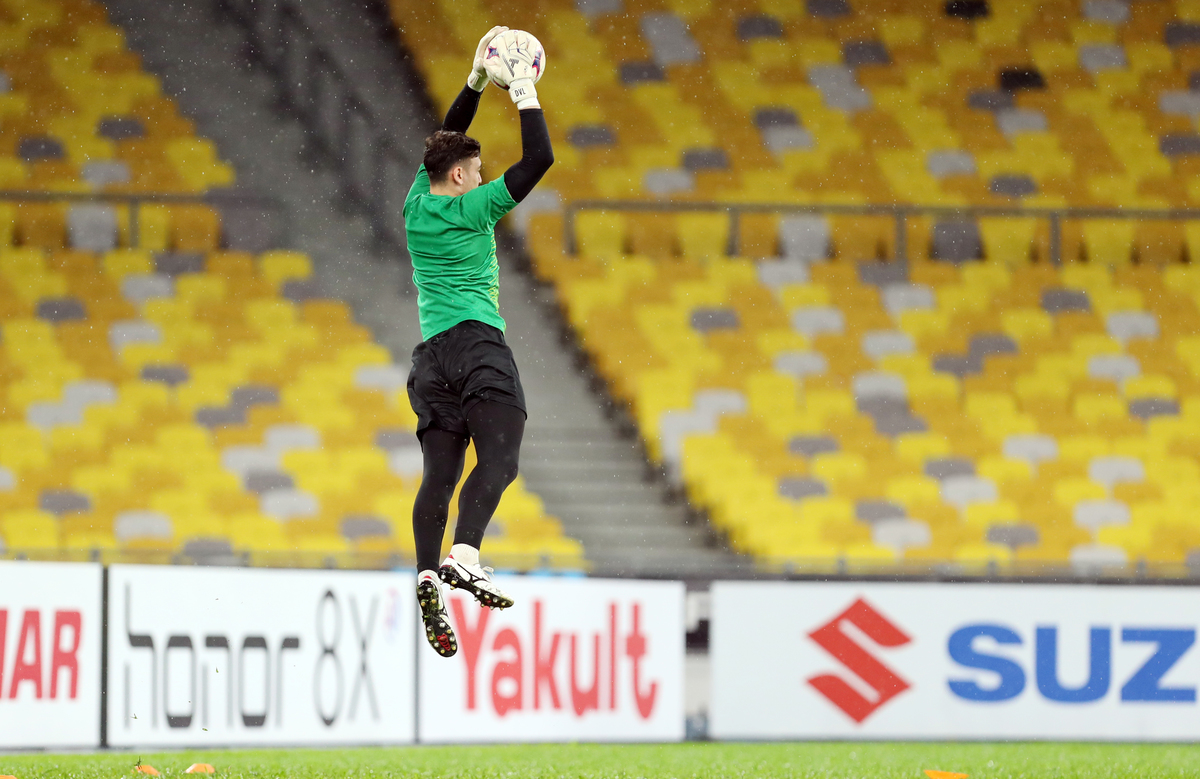 Việt Nam tập luyện dưới mưa tại sân Bukit Jalil