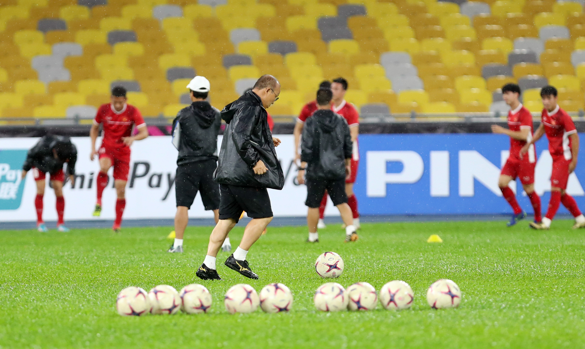 Việt Nam tập luyện dưới mưa tại sân Bukit Jalil