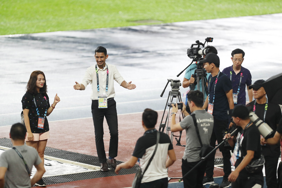 Việt Nam tập luyện dưới mưa tại sân Bukit Jalil