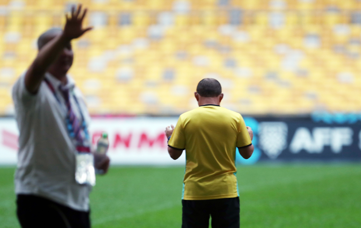 Việt Nam tập luyện dưới mưa tại sân Bukit Jalil