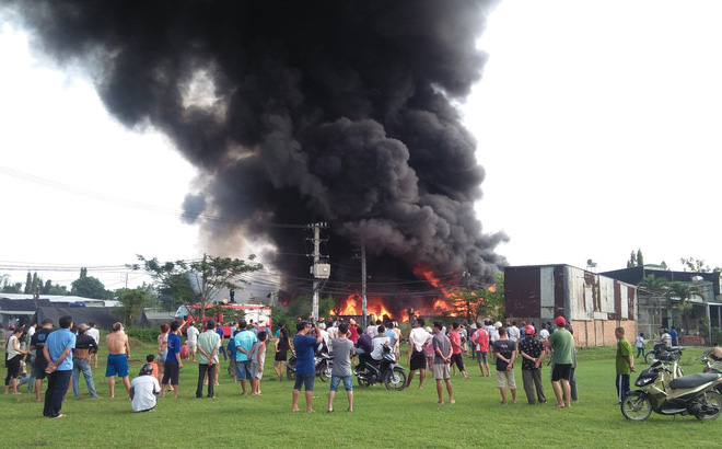 Xưởng phế liệu ở vùng ven Sài Gòn phát hỏa, hàng trăm cảnh sát PCCC đang ứng cứu
