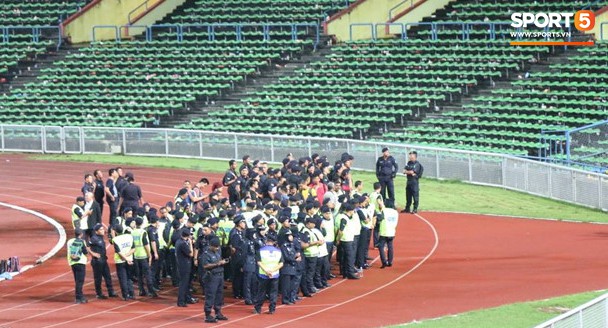 Đêm kinh hoàng: CĐV Malaysia đánh CĐV Việt Nam đổ máu ở AFF Cup 2014