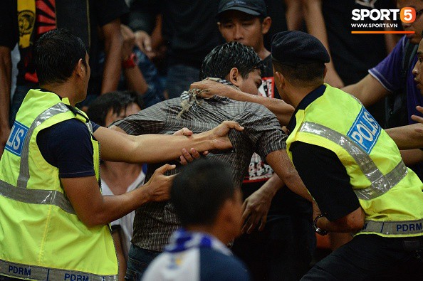 Đêm kinh hoàng: CĐV Malaysia đánh CĐV Việt Nam đổ máu ở AFF Cup 2014