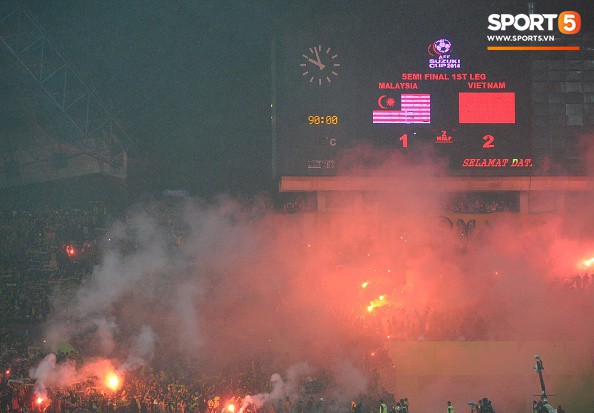 Đêm kinh hoàng: CĐV Malaysia đánh CĐV Việt Nam đổ máu ở AFF Cup 2014
