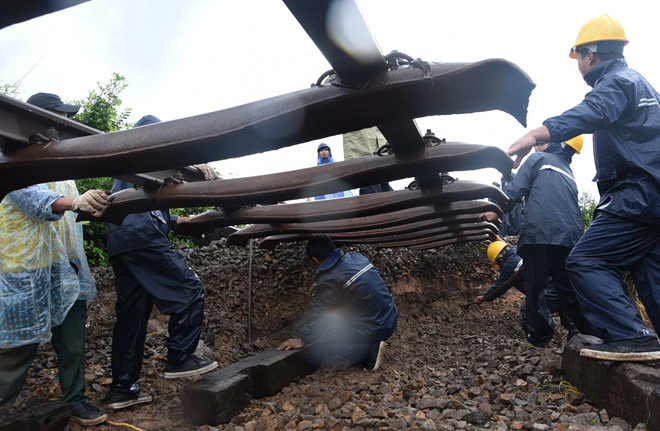 Đường sắt Bắc - Nam liên tục bị ách tắc do sạt lở