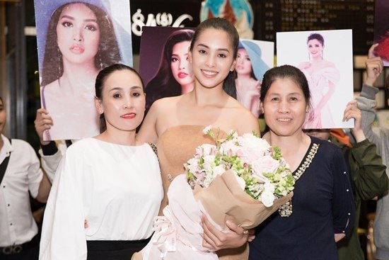 Tiểu Vy xinh đẹp về nhà sau hơn 1 tháng thi Miss World 2018, hội chị em Hoa hậu canh sân bay đón chào