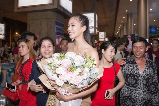 Tiểu Vy xinh đẹp về nhà sau hơn 1 tháng thi Miss World 2018, hội chị em Hoa hậu canh sân bay đón chào