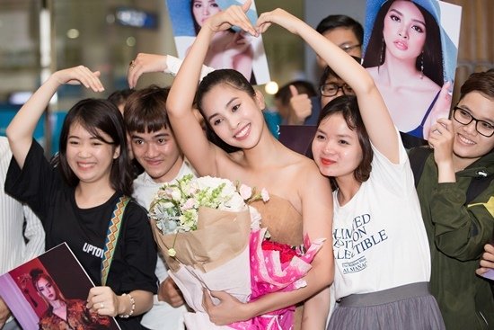 Tiểu Vy xinh đẹp về nhà sau hơn 1 tháng thi Miss World 2018, hội chị em Hoa hậu canh sân bay đón chào