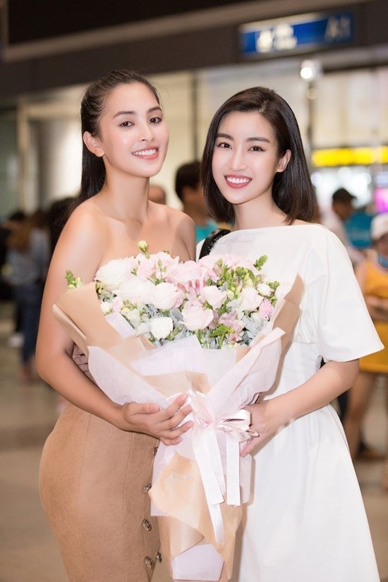 Tiểu Vy xinh đẹp về nhà sau hơn 1 tháng thi Miss World 2018, hội chị em Hoa hậu canh sân bay đón chào