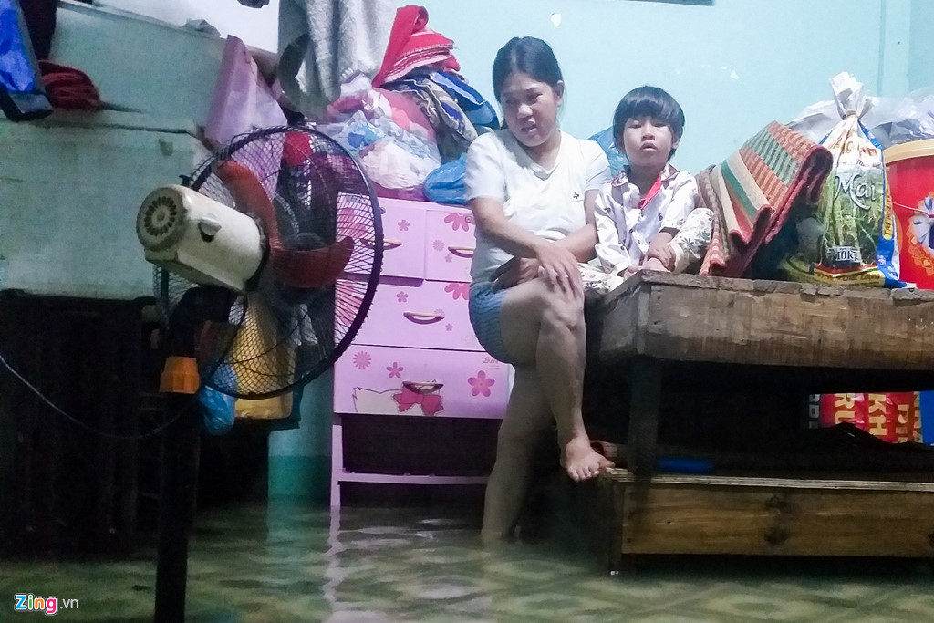 Miền Trung chìm trong biển nước, hàng nghìn căn nhà bị ngập