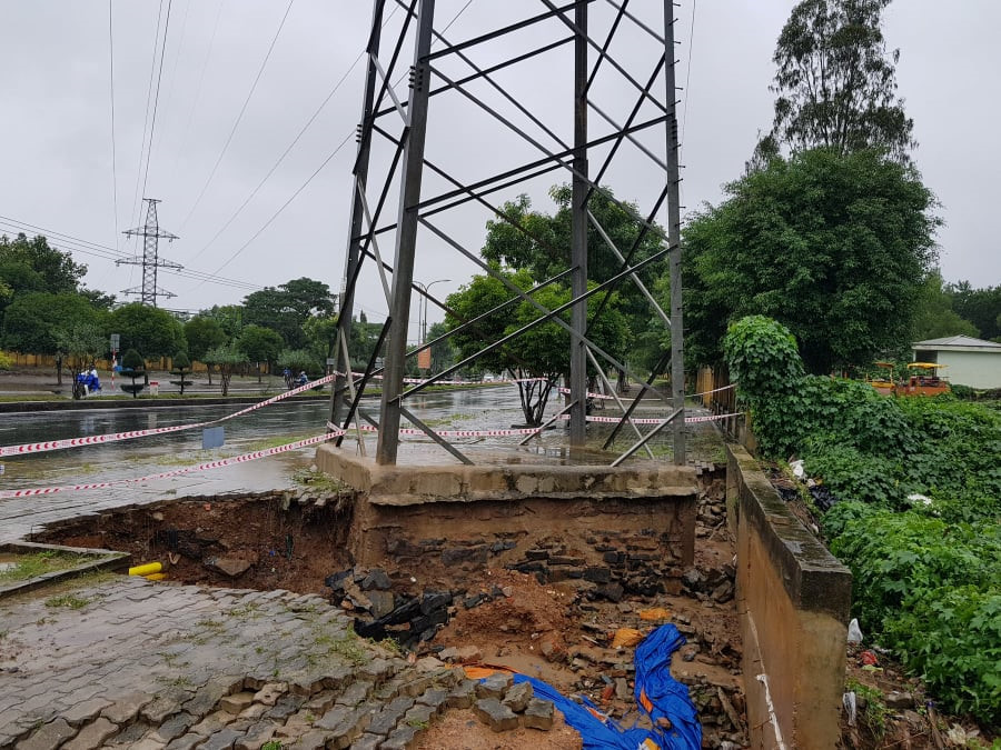 Miền Trung chìm trong biển nước, hàng nghìn căn nhà bị ngập