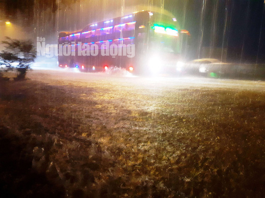 Mưa không ngừng nghỉ, Quốc lộ 1 qua Quảng Nam gần như tê liệt